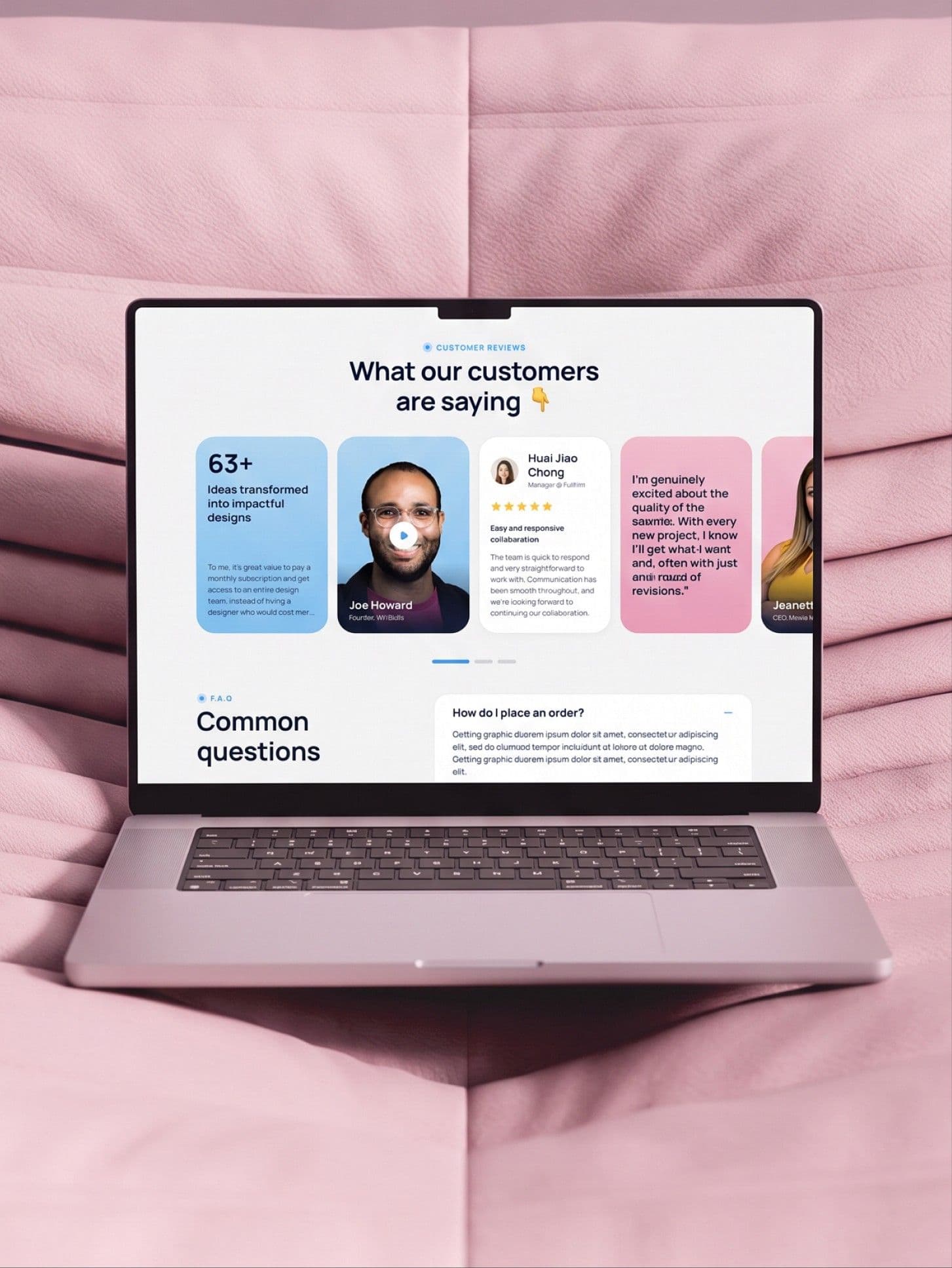 Customer questions on a laptop, on a pink sofa